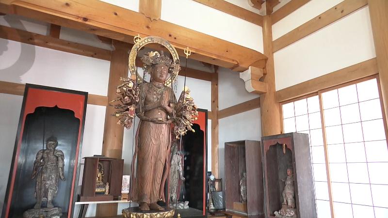 修復後の千手観音立像の全身