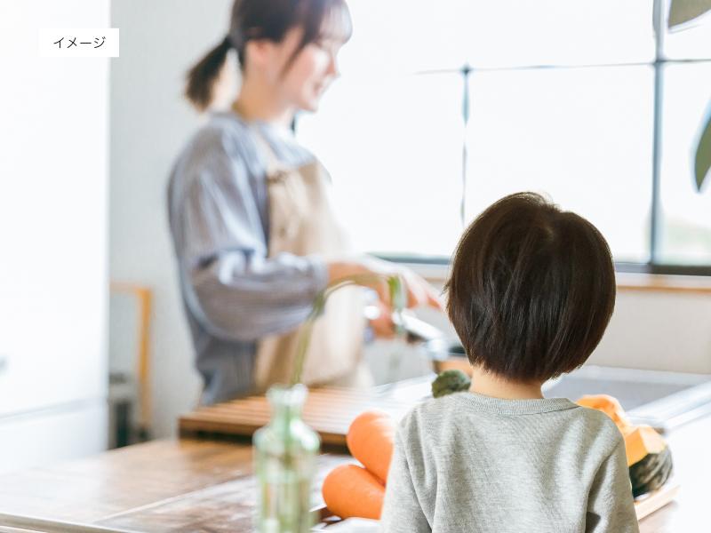 イメージ画像:料理をしている母をみつめる子供