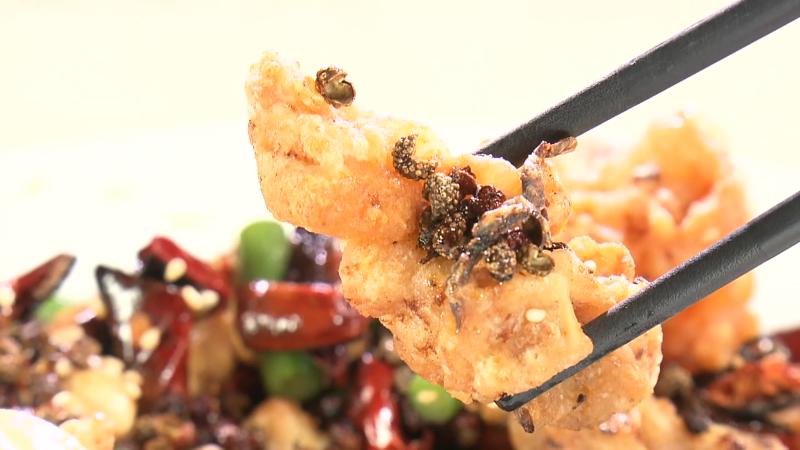 鶏の唐揚げと唐辛子・山椒炒め(1518円)