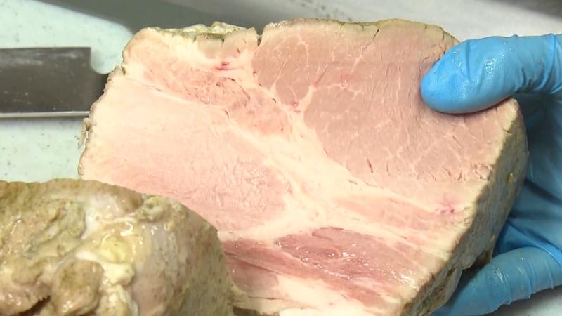 極薄切りするチャーシュー　調理風景