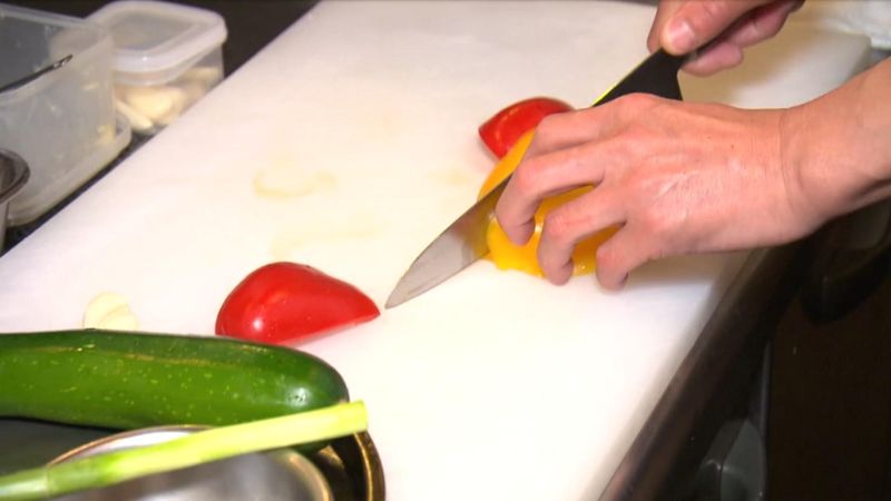 夏野菜をカットする