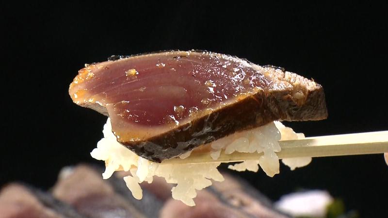 ごはんに乗せて食べるタレ付きカツオ