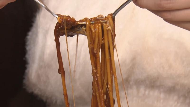 煮込みデミハンバーグの下に敷かれたパスタ