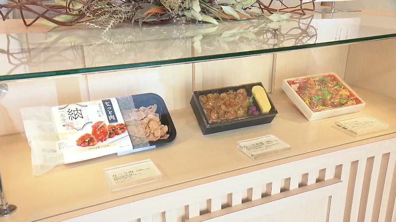 店内のショーケース　なっと肉弁当の食品サンプル