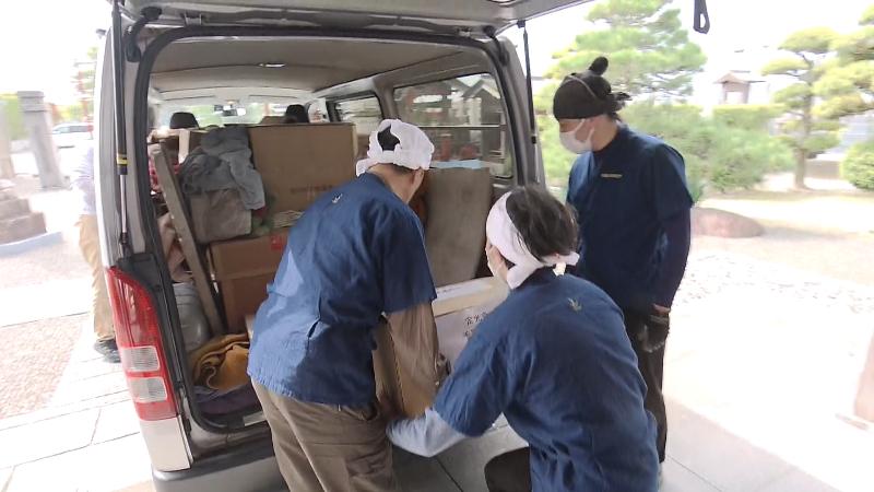 車で定光寺に運び込まれる修復後の千手観音立像
