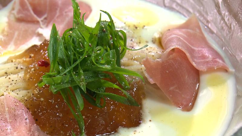 トリュフ香る ヴィシソワーズ風 冷製ラーメンの生ハムとネギ