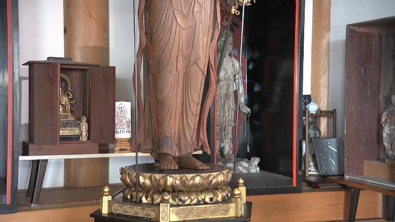 修復後の千手観音立像の足元