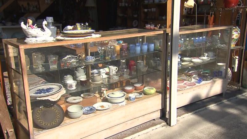 入り口にも並ぶ食器類