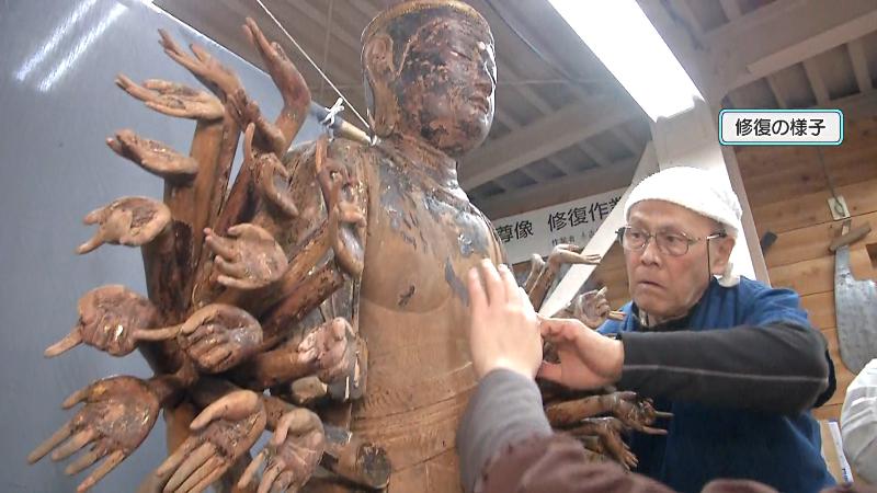 千手観音立像の修復を行う職人