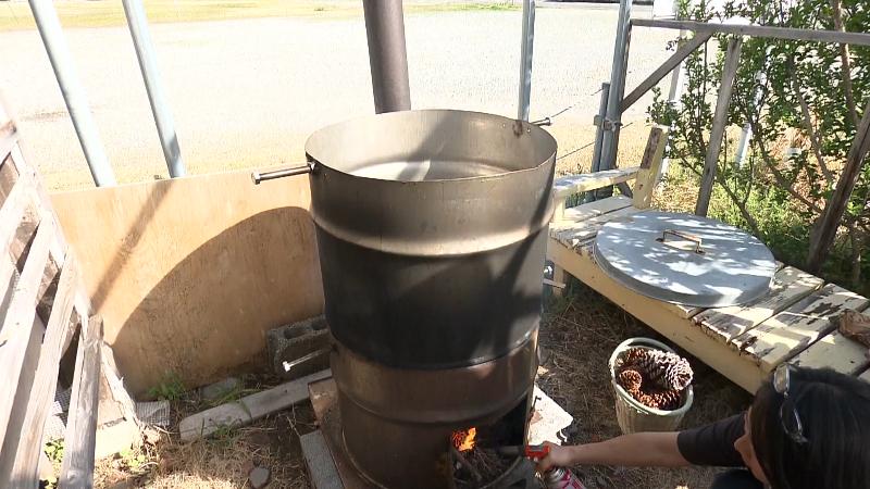 ドラム缶で作った塩炊きの釜