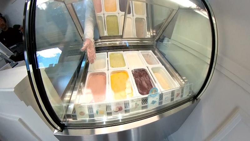 冷蔵ケースの中のジェラート