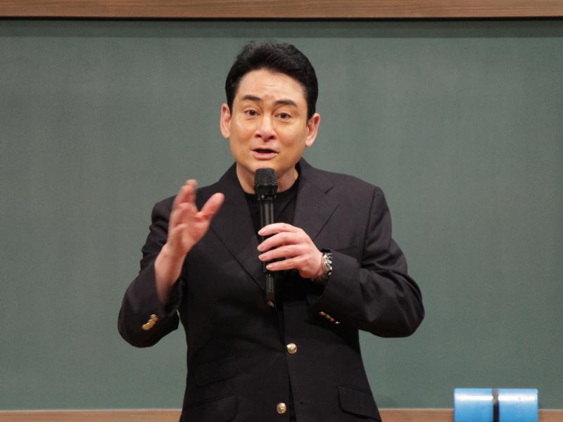テレビ寺子屋で講演を行う登山家の野口健さん