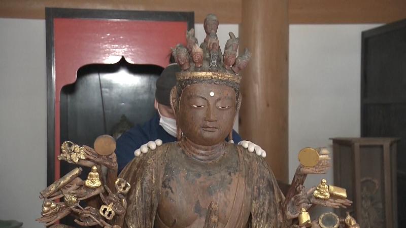 白布が除かれ千手観音の表情がわかる