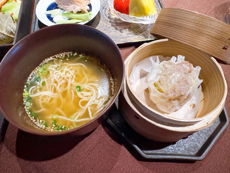 朝食の麺とシュウマイ