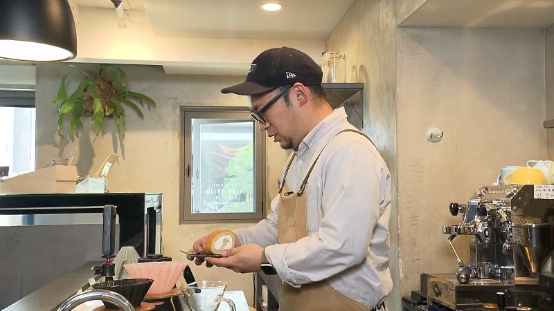 ロールケーキを出す畑山さん