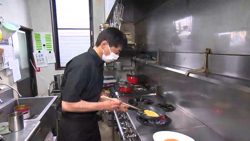 卵を調理する店主
