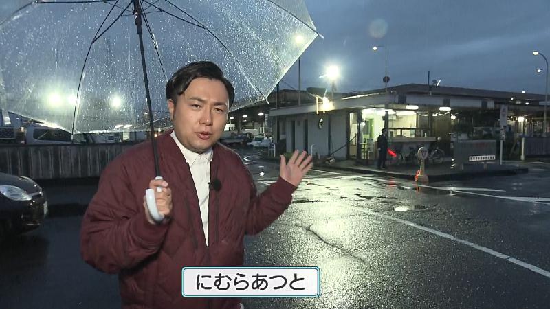 中央卸売市場の入口に立つにむらリポーター