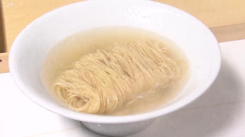 麺をスープに入れる調理工程