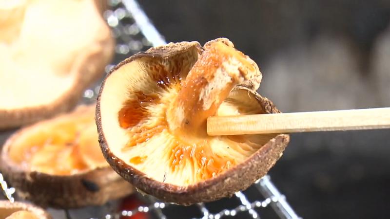 炭火で焼いたシイタケ