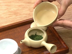 急須にお湯を注ぐ