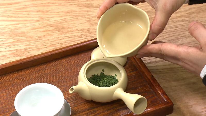 急須にお湯を注ぐ