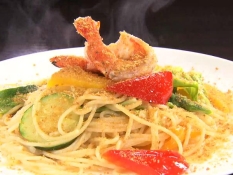 彩り野菜とエビのカラスミがけペペロンチーノ