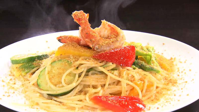彩り野菜とエビのカラスミがけペペロンチーノ