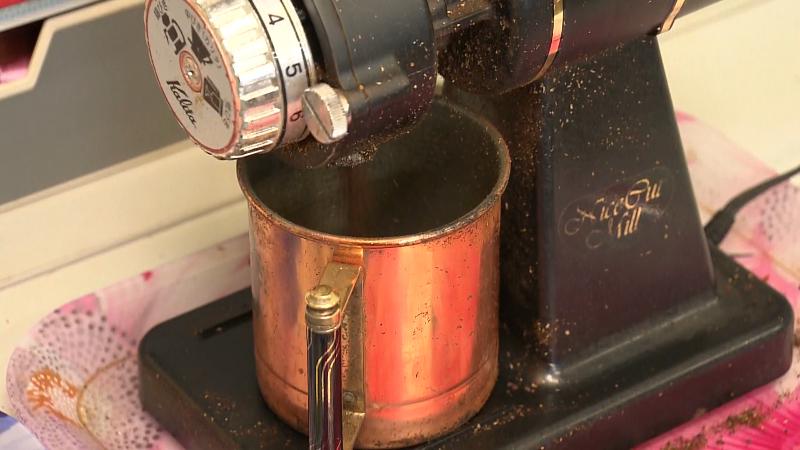 コーヒーを入れている様子