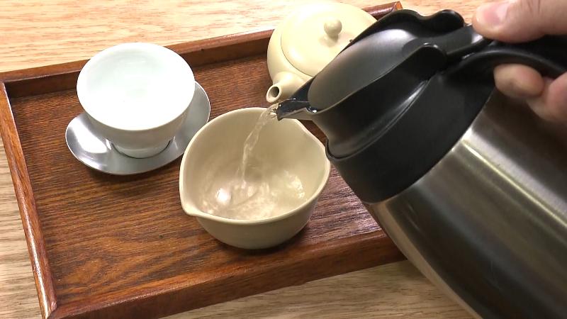 湯冷ましにお湯を注ぐ