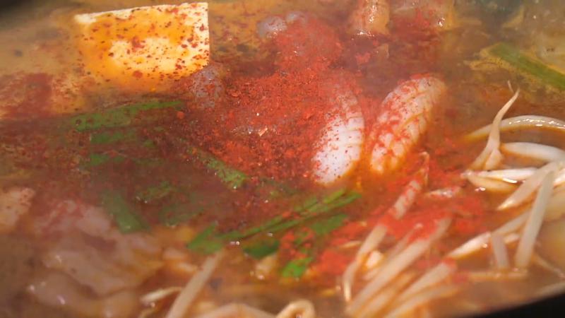四川麻辣小火鍋(1848円)の赤い麻辣スープ