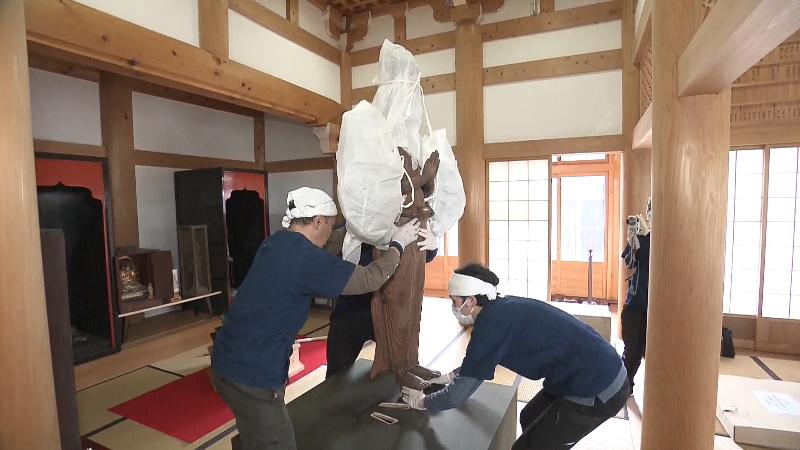 修復を終えて報道に安置される千手観音立像