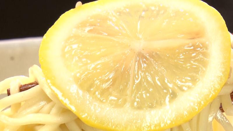 生搾りレモンラーメン　トッピングされたレモン