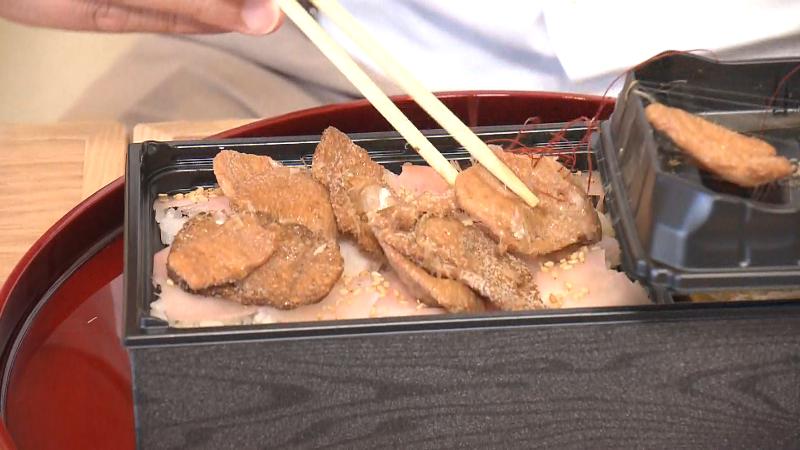 なっと肉重弁当　なっと肉をご飯の上に置く