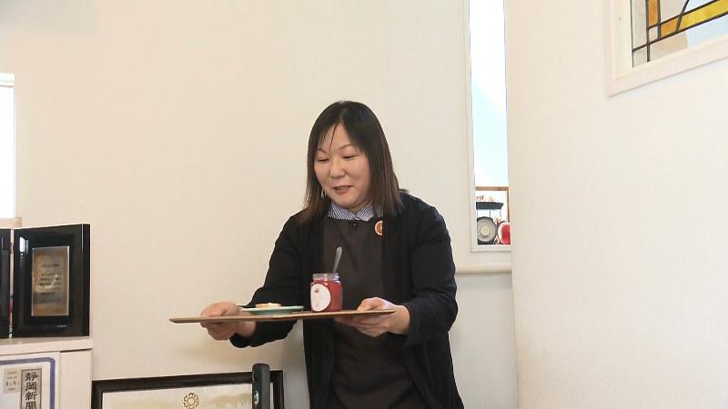 いちごジャムを運ぶ小野さん
