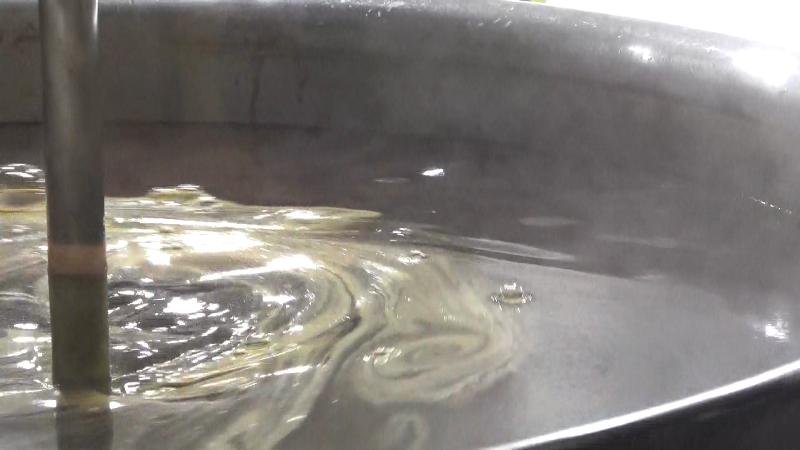 ソースを大鍋でまぜる工程