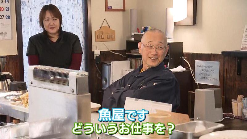 インタビューに答える常連客