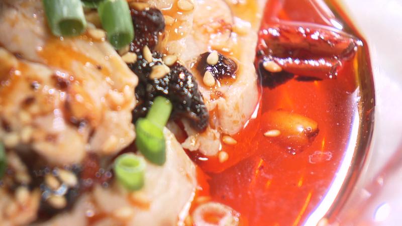 四川よだれ鶏(1078円)赤い特製ダレ