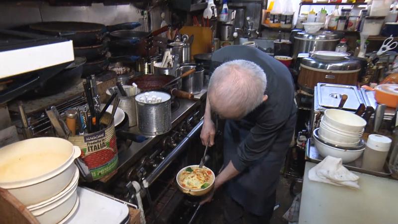 オーブンからチーズハンバーグを出す　調理風景
