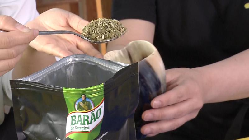 茶葉を山盛りマテ壷へ
