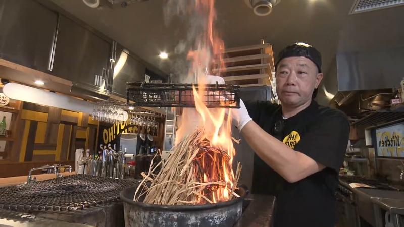 調理風景　わら焼き