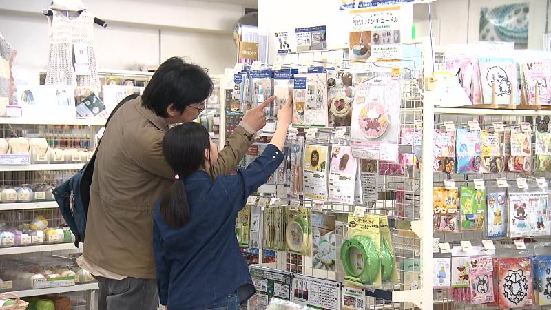 親子で買い物に来た客