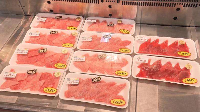冷蔵ケースに並ぶマグロ