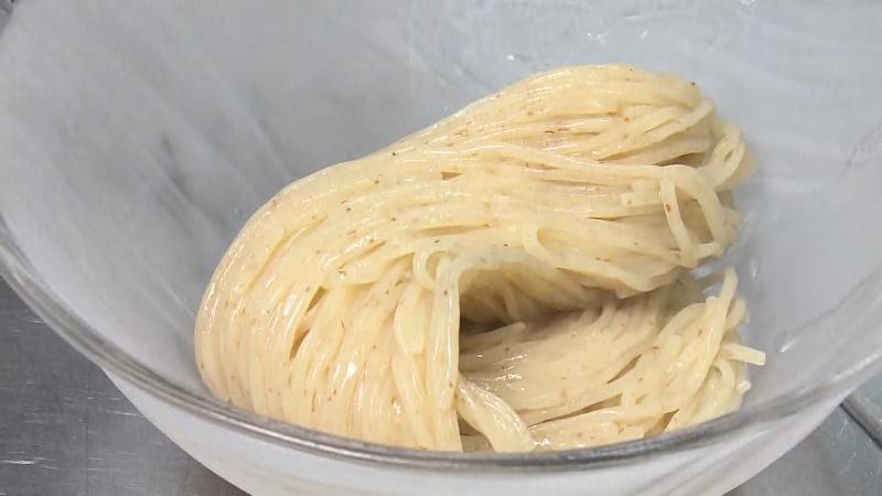 冷やした小麦ふすま入りの麺　調理風景