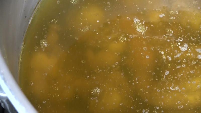 国産鶏と豚ガラを煮込んだスープ
