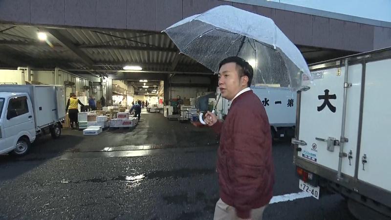 忙しく働いている人に話しかけることができないにむらリポーター