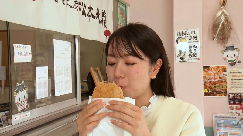 ハムカツを試食する室伏アナ