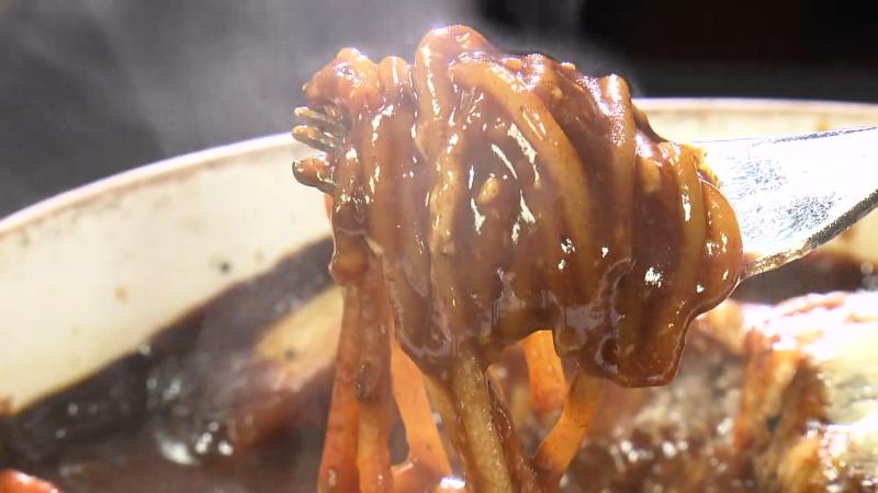 パスタにデミソースを絡めて