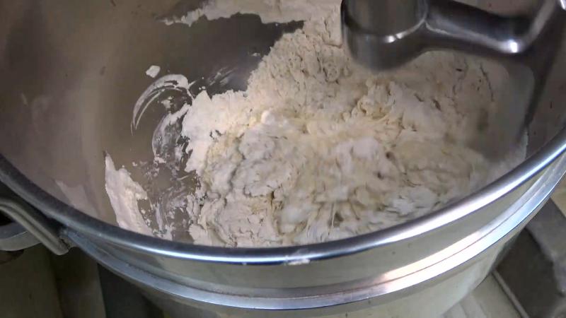 小麦粉を練る工程