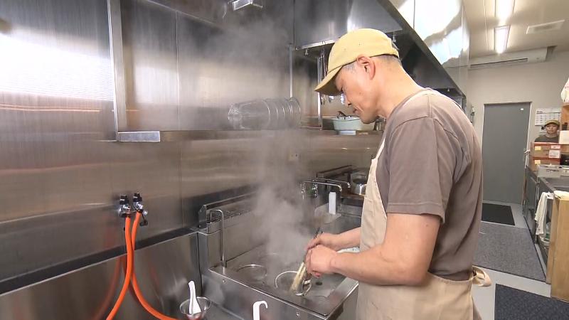 麺をゆでる店主　調理風景