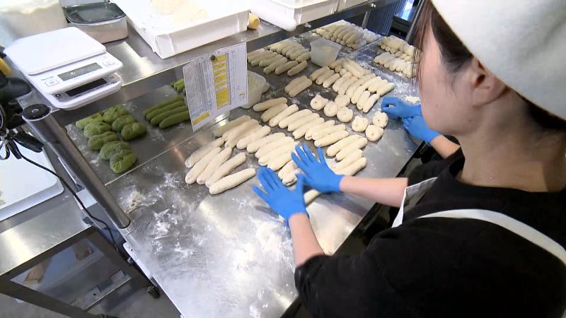 ベーグルの生地を成形する作業